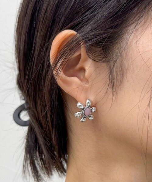 fredy emue（フレディエミュ）の「カラーストーンフラワーピアス（ピアス（両耳用）・レディース・ピンク/オリーブ/オフホワイト/ブルー・FREE）」の6枚目の写真
