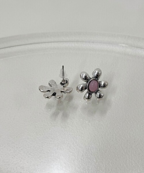 fredy emue（フレディエミュ）の「カラーストーンフラワーピアス（ピアス（両耳用）・レディース・ピンク/オリーブ/オフホワイト/ブルー・FREE）」の8枚目の写真