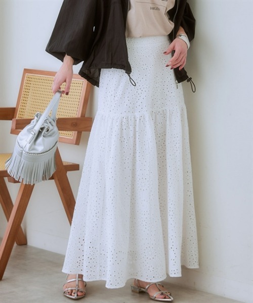 nissen（ニッセン）の「パンチングレースギャザーマキシスカート（スカート・レディース・オフホワイト/ブラック・S/M/L/LL）」の4枚目の写真