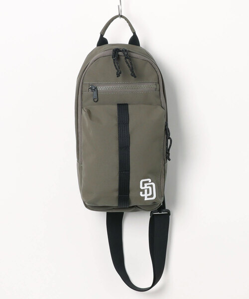 MLB(メジャーリーグベースボール)の「MLB CORDURA ワンポイントロゴボディバッグ2【パドレス】(ボディバッグ/ウエストポーチ・レディース・ブラック/カーキ・FREE)」の2枚目の写真
