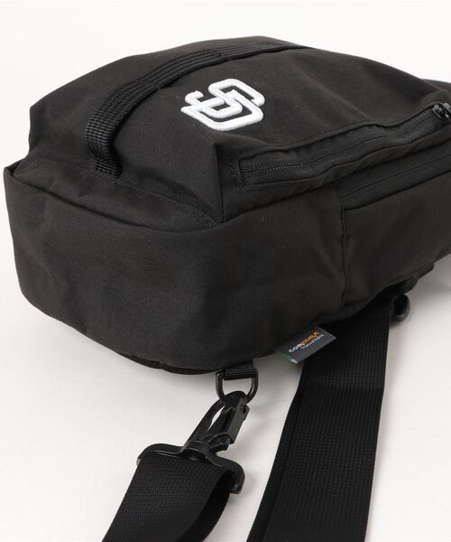 MLB(メジャーリーグベースボール)の「MLB CORDURA ワンポイントロゴボディバッグ2【パドレス】(ボディバッグ/ウエストポーチ・レディース・ブラック/カーキ・FREE)」の4枚目の写真