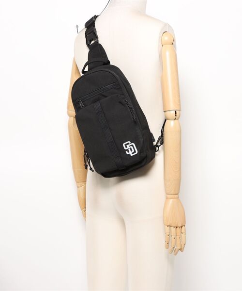 MLB(メジャーリーグベースボール)の「MLB CORDURA ワンポイントロゴボディバッグ2【パドレス】(ボディバッグ/ウエストポーチ・レディース・ブラック/カーキ・FREE)」の6枚目の写真