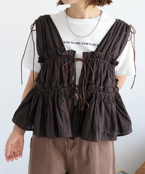 cepo（セポ）の「チェックフリルシャーリングベスト（ベスト・レディース・ブラウン系/ブラック系/ブルー系/ホワイト系・M）」の2枚目の写真