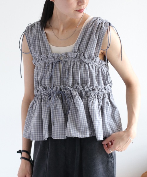 cepo（セポ）の「チェックフリルシャーリングベスト（ベスト・レディース・ブラウン系/ブラック系/ブルー系/ホワイト系・M）」の4枚目の写真