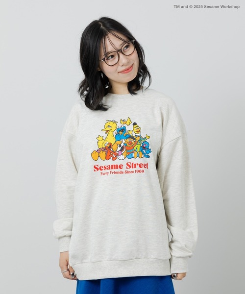 SESAME STREET(セサミストリート)の「〈セサミストリート〉プリント 裏毛トレーナー(スウェット・レディース・ホワイト/オートミール/チャコールグレー/ブラック・LARGE/MEDIUM)」の4枚目の写真