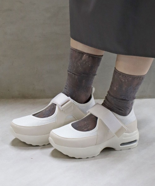 Bleu Bleuet(ブルーブルーエ)の「ベルトスニーカーサンダル(スニーカー・レディース・ホワイト/ブラック・MEDIUM/LARGE)」の1枚目の写真