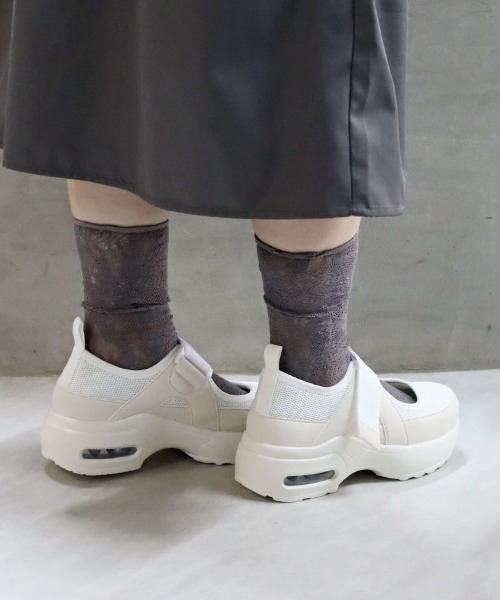 Bleu Bleuet(ブルーブルーエ)の「ベルトスニーカーサンダル(スニーカー・レディース・ホワイト/ブラック・MEDIUM/LARGE)」の16枚目の写真