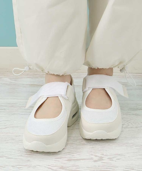 Bleu Bleuet(ブルーブルーエ)の「ベルトスニーカーサンダル(スニーカー・レディース・ホワイト/ブラック・MEDIUM/LARGE)」の4枚目の写真