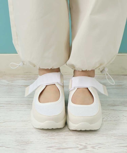 Bleu Bleuet(ブルーブルーエ)の「ベルトスニーカーサンダル(スニーカー・レディース・ホワイト/ブラック・MEDIUM/LARGE)」の5枚目の写真