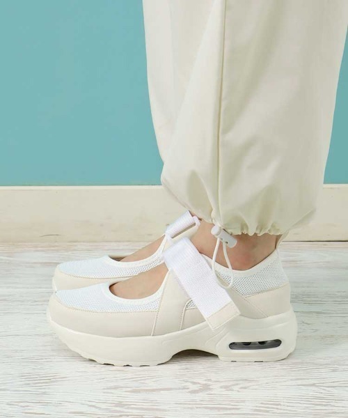 Bleu Bleuet(ブルーブルーエ)の「ベルトスニーカーサンダル(スニーカー・レディース・ホワイト/ブラック・MEDIUM/LARGE)」の7枚目の写真