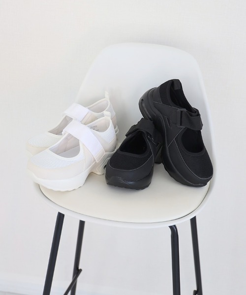 Bleu Bleuet(ブルーブルーエ)の「ベルトスニーカーサンダル(スニーカー・レディース・ホワイト/ブラック・MEDIUM/LARGE)」の12枚目の写真