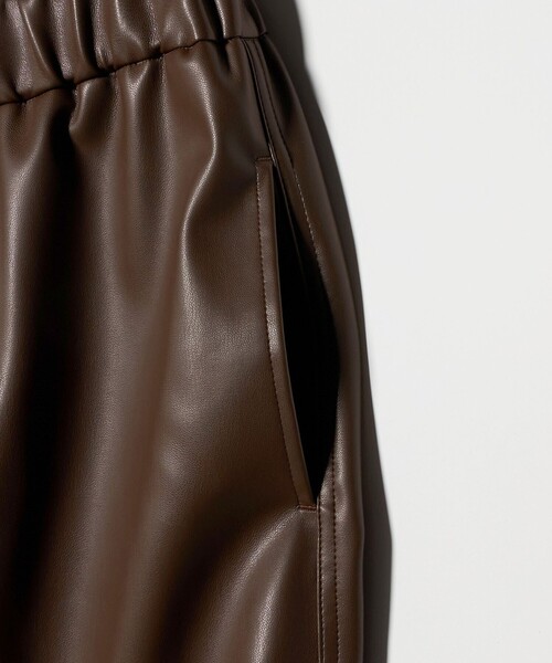 CINOH（チノ）の「【別注】＜CINOH＞レザーライク パンツ（その他パンツ・レディース・ブラック/ブラウン系・36/38）」の15枚目の写真