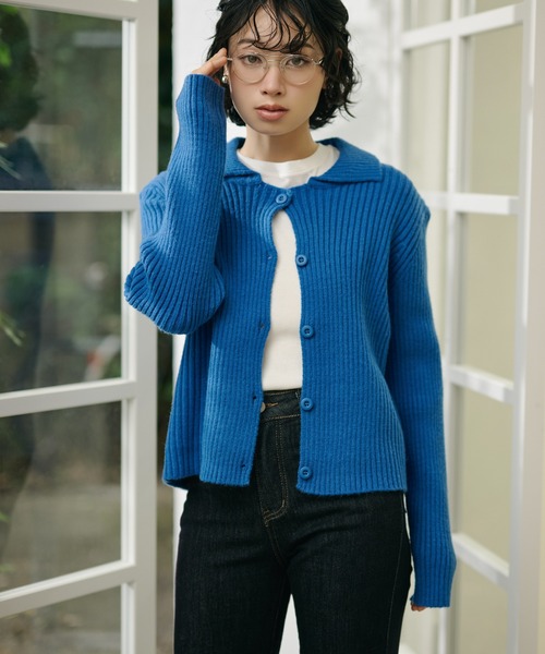 LAULEN（ローレン）の「wave buttton collared rib knit cardigan /襟付きワイドリブニットカーディガン（カーディガン/ボレロ・レディース・グリーン/アイボリー/ブルー・FREE）」の3枚目の写真