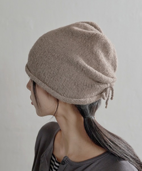 UNE MANSION（ユヌマンション）の「ルーズニットバックシャーリングビーニー（ニットキャップ/ビーニー・レディース・ブラック/モカ/チャコールグレー/ベージュ・ONESIZE）」の3枚目の写真