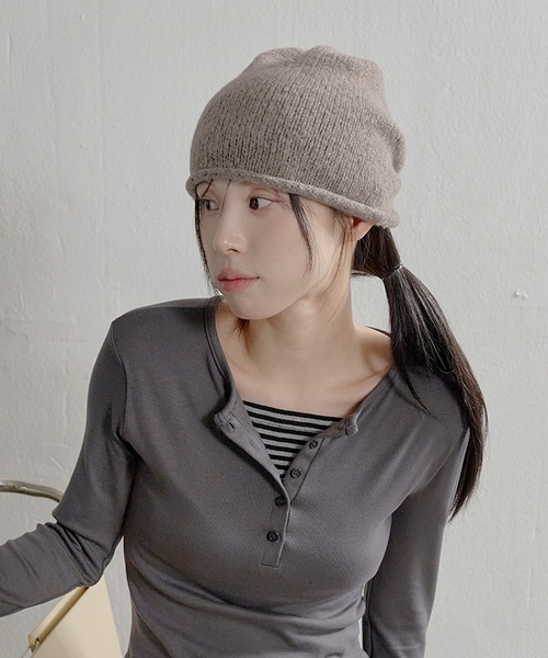 UNE MANSION（ユヌマンション）の「ルーズニットバックシャーリングビーニー（ニットキャップ/ビーニー・レディース・ブラック/モカ/チャコールグレー/ベージュ・ONESIZE）」の15枚目の写真