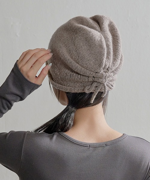 UNE MANSION（ユヌマンション）の「ルーズニットバックシャーリングビーニー（ニットキャップ/ビーニー・レディース・ブラック/モカ/チャコールグレー/ベージュ・ONESIZE）」の17枚目の写真