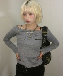 A'GEM/9 × .kom 『.KOM/ドットケーオーエム』 Off-Shoulder Henley Neck Design Long Sleeve Top/オフショルダー ヘンリーネックデザイン 長袖トップス