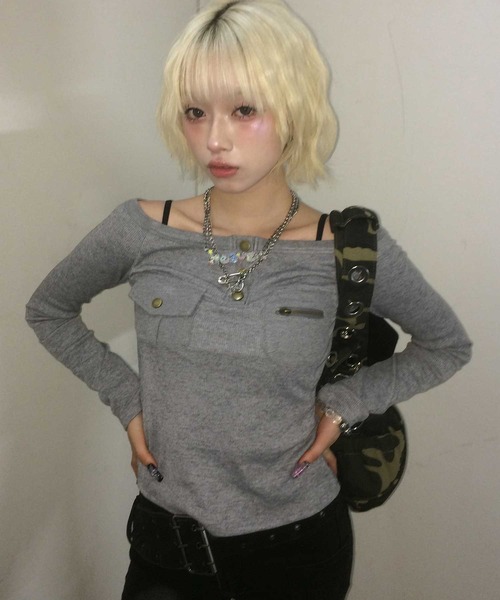 .KOM(ドットコム)の「A'GEM/9 × .kom 『.KOM/ドットケーオーエム』 Off-Shoulder Henley Neck Design Long Sleeve Top/オフショルダー ヘンリーネックデザイン 長袖トップス(Tシャツ/カットソー・レディース・グレー/ブラック/ホワイト・FREE)」の3枚目の写真