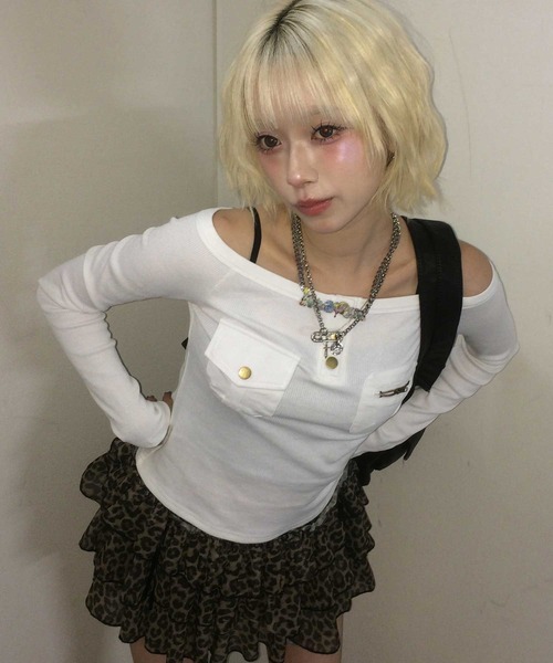 .KOM(ドットコム)の「A'GEM/9 × .kom 『.KOM/ドットケーオーエム』 Off-Shoulder Henley Neck Design Long Sleeve Top/オフショルダー ヘンリーネックデザイン 長袖トップス(Tシャツ/カットソー・レディース・グレー/ブラック/ホワイト・FREE)」の2枚目の写真