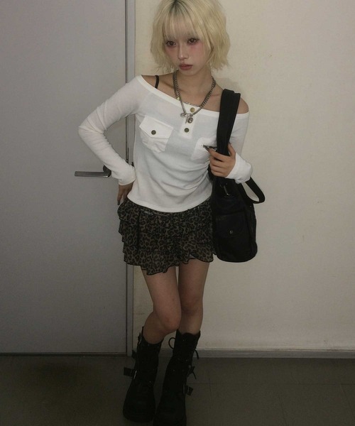 .KOM(ドットコム)の「A'GEM/9 × .kom 『.KOM/ドットケーオーエム』 Off-Shoulder Henley Neck Design Long Sleeve Top/オフショルダー ヘンリーネックデザイン 長袖トップス(Tシャツ/カットソー・レディース・グレー/ブラック/ホワイト・FREE)」の10枚目の写真