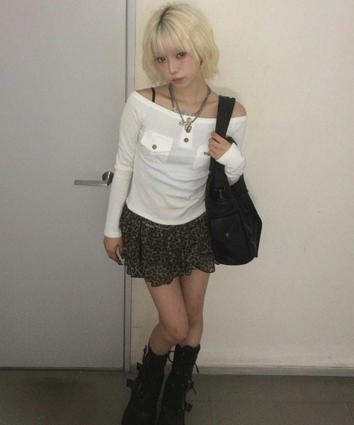 .KOM(ドットコム)の「A'GEM/9 × .kom 『.KOM/ドットケーオーエム』 Off-Shoulder Henley Neck Design Long Sleeve Top/オフショルダー ヘンリーネックデザイン 長袖トップス(Tシャツ/カットソー・レディース・グレー/ブラック/ホワイト・FREE)」の11枚目の写真