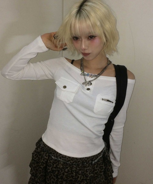 .KOM(ドットコム)の「A'GEM/9 × .kom 『.KOM/ドットケーオーエム』 Off-Shoulder Henley Neck Design Long Sleeve Top/オフショルダー ヘンリーネックデザイン 長袖トップス(Tシャツ/カットソー・レディース・グレー/ブラック/ホワイト・FREE)」の7枚目の写真