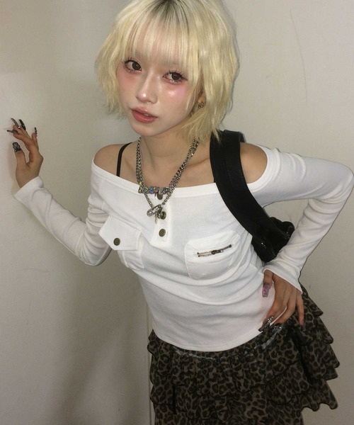 .KOM(ドットコム)の「A'GEM/9 × .kom 『.KOM/ドットケーオーエム』 Off-Shoulder Henley Neck Design Long Sleeve Top/オフショルダー ヘンリーネックデザイン 長袖トップス(Tシャツ/カットソー・レディース・グレー/ブラック/ホワイト・FREE)」の8枚目の写真