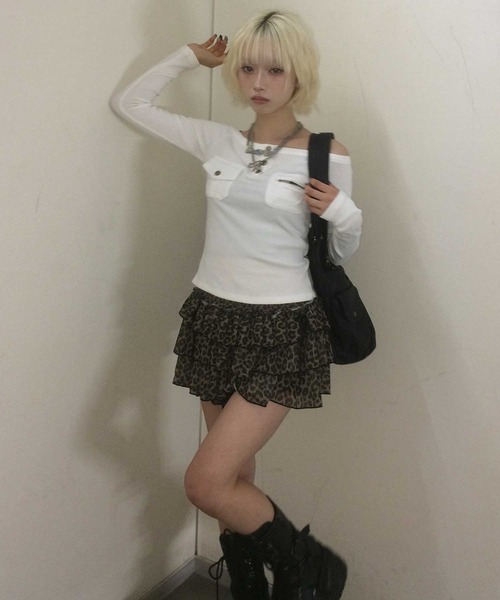 .KOM(ドットコム)の「A'GEM/9 × .kom 『.KOM/ドットケーオーエム』 Off-Shoulder Henley Neck Design Long Sleeve Top/オフショルダー ヘンリーネックデザイン 長袖トップス(Tシャツ/カットソー・レディース・グレー/ブラック/ホワイト・FREE)」の12枚目の写真