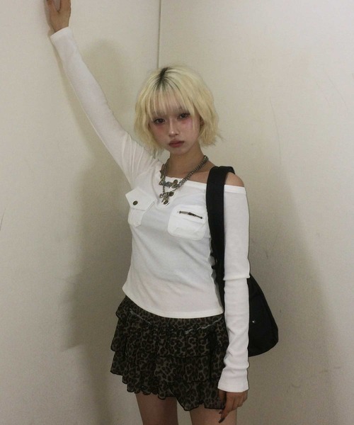 .KOM(ドットコム)の「A'GEM/9 × .kom 『.KOM/ドットケーオーエム』 Off-Shoulder Henley Neck Design Long Sleeve Top/オフショルダー ヘンリーネックデザイン 長袖トップス(Tシャツ/カットソー・レディース・グレー/ブラック/ホワイト・FREE)」の9枚目の写真
