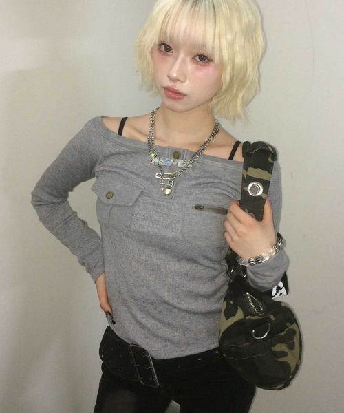 .KOM(ドットコム)の「A'GEM/9 × .kom 『.KOM/ドットケーオーエム』 Off-Shoulder Henley Neck Design Long Sleeve Top/オフショルダー ヘンリーネックデザイン 長袖トップス(Tシャツ/カットソー・レディース・グレー/ブラック/ホワイト・FREE)」の13枚目の写真