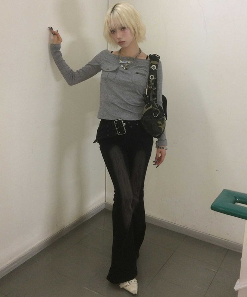 .KOM(ドットコム)の「A'GEM/9 × .kom 『.KOM/ドットケーオーエム』 Off-Shoulder Henley Neck Design Long Sleeve Top/オフショルダー ヘンリーネックデザイン 長袖トップス(Tシャツ/カットソー・レディース・グレー/ブラック/ホワイト・FREE)」の15枚目の写真