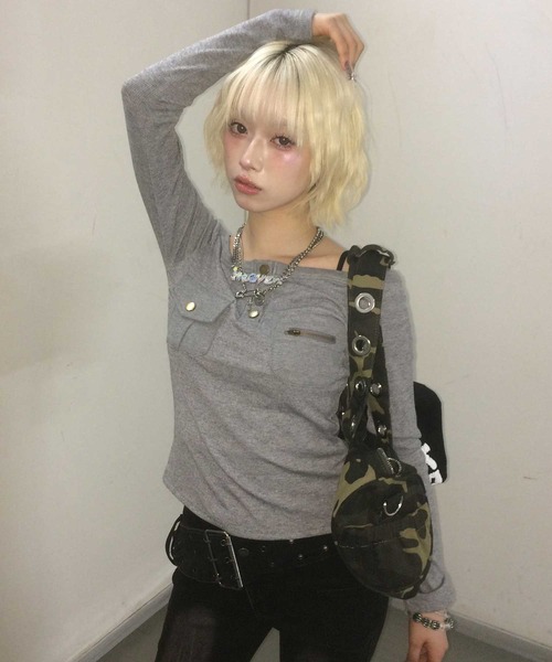 .KOM(ドットコム)の「A'GEM/9 × .kom 『.KOM/ドットケーオーエム』 Off-Shoulder Henley Neck Design Long Sleeve Top/オフショルダー ヘンリーネックデザイン 長袖トップス(Tシャツ/カットソー・レディース・グレー/ブラック/ホワイト・FREE)」の14枚目の写真