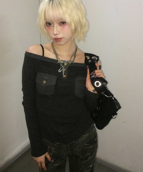 .KOM(ドットコム)の「A'GEM/9 × .kom 『.KOM/ドットケーオーエム』 Off-Shoulder Henley Neck Design Long Sleeve Top/オフショルダー ヘンリーネックデザイン 長袖トップス(Tシャツ/カットソー・レディース・グレー/ブラック/ホワイト・FREE)」の5枚目の写真