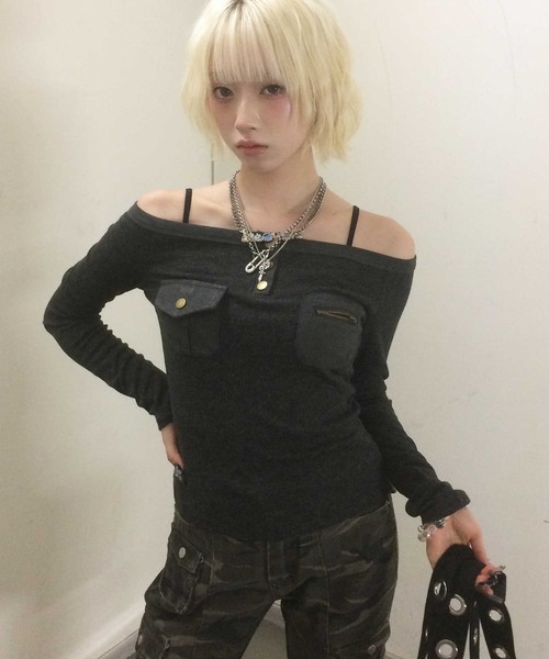 .KOM(ドットコム)の「A'GEM/9 × .kom 『.KOM/ドットケーオーエム』 Off-Shoulder Henley Neck Design Long Sleeve Top/オフショルダー ヘンリーネックデザイン 長袖トップス(Tシャツ/カットソー・レディース・グレー/ブラック/ホワイト・FREE)」の6枚目の写真
