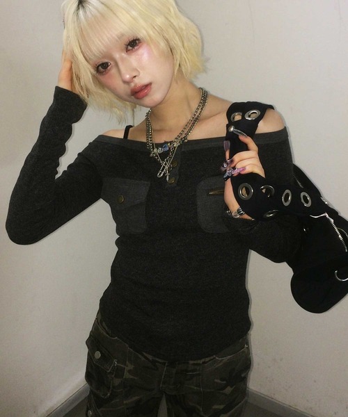 .KOM(ドットコム)の「A'GEM/9 × .kom 『.KOM/ドットケーオーエム』 Off-Shoulder Henley Neck Design Long Sleeve Top/オフショルダー ヘンリーネックデザイン 長袖トップス(Tシャツ/カットソー・レディース・グレー/ブラック/ホワイト・FREE)」の4枚目の写真