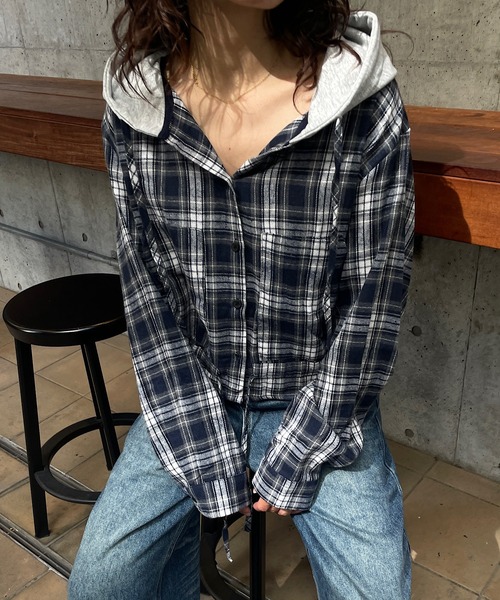 ROGER AND RAW(ロジャーアンドロウ)の「スウェットフード付きチェックシャツ(シャツ/ブラウス・レディース・ブラック/ネイビー・FREE)」の2枚目の写真