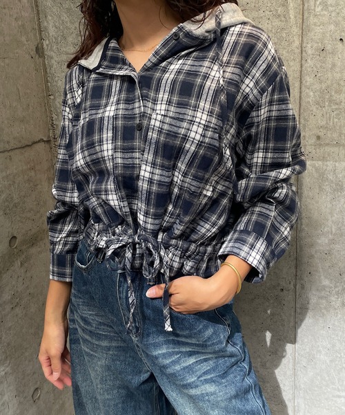 ROGER AND RAW(ロジャーアンドロウ)の「スウェットフード付きチェックシャツ(シャツ/ブラウス・レディース・ブラック/ネイビー・FREE)」の4枚目の写真