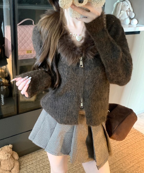 d.i.a ファー付き　トップス　ニット セール】毛足感フェイクファー襟付きジップニットトップス（ニット