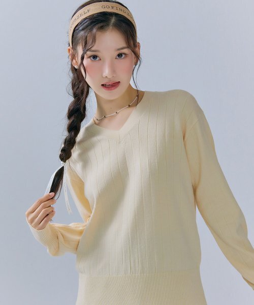 CHASECULT(チェイスカルト)の「レディース Vネック クロップスウェット-CFRG5262C05(ニット/セーター・レディース・オートミール・85/90)」の2枚目の写真