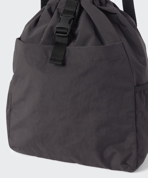 MUSINSA STANDARD（ムシンサスタンダード）の「リップストップワンバックルドローストリングバックパック[ダークグレー]（バックパック/リュック・メンズ・その他・FREE）」の10枚目の写真