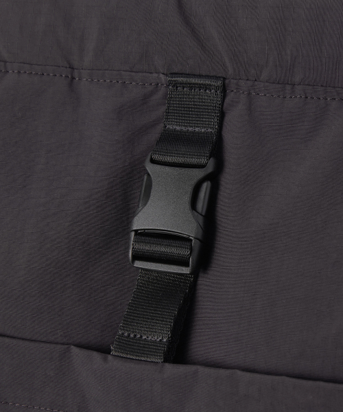 MUSINSA STANDARD（ムシンサスタンダード）の「リップストップワンバックルドローストリングバックパック[ダークグレー]（バックパック/リュック・メンズ・その他・FREE）」の4枚目の写真