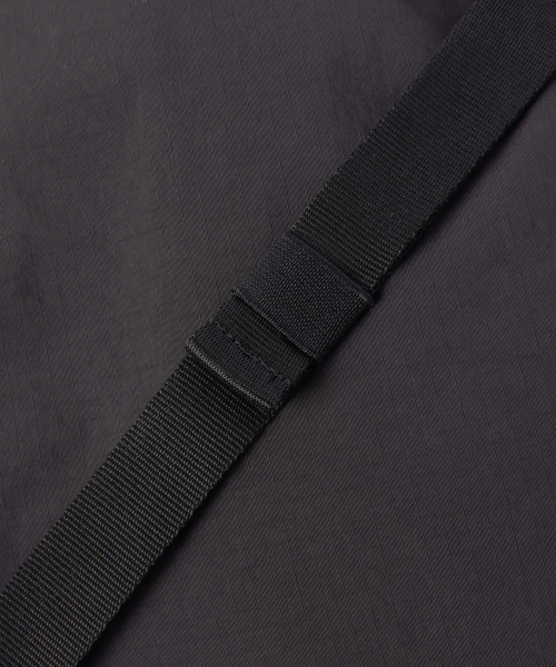 MUSINSA STANDARD（ムシンサスタンダード）の「リップストップワンバックルドローストリングバックパック[ダークグレー]（バックパック/リュック・メンズ・その他・FREE）」の2枚目の写真