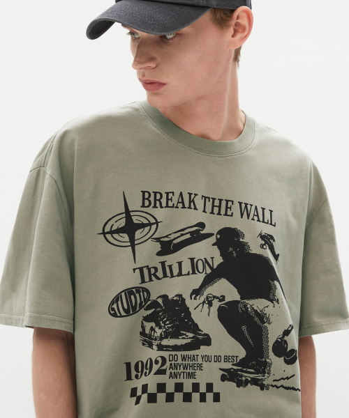 TRILLION(トリリオン)の「スケートボード ピグメントグラフィック 半袖Tシャツ(ライトカーキ)(Tシャツ/カットソー・レディース・その他・MEDIUM/LARGE/X-LARGE)」の3枚目の写真