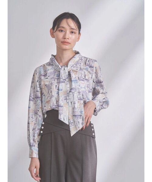 TONAL（トーナル）の「Parisモチーフボウタイブラウス（シャツ/ブラウス・レディース・ベージュ/ネイビー・MEDIUM）」の4枚目の写真