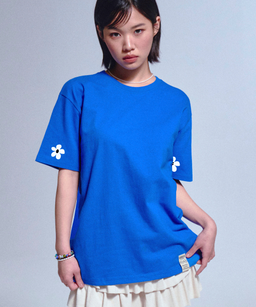 GRAVER（グレーバー）の「[UNISEX] Sleeve Flower_2color（Tシャツ/カットソー・メンズ・ブラック・LARGE/MEDIUM/SMALL）」の2枚目の写真