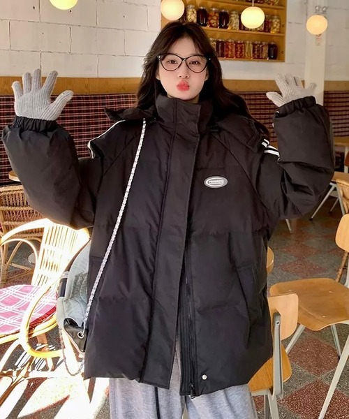 shopnikoniko(ショップニコニコ)の「袖ライン ワンポイントロゴ 中綿ブルゾン(ブルゾン・レディース・ブラック・フリー)」の1枚目の写真