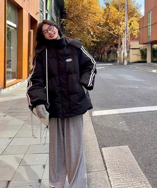 shopnikoniko(ショップニコニコ)の「袖ライン ワンポイントロゴ 中綿ブルゾン(ブルゾン・レディース・ブラック・フリー)」の2枚目の写真
