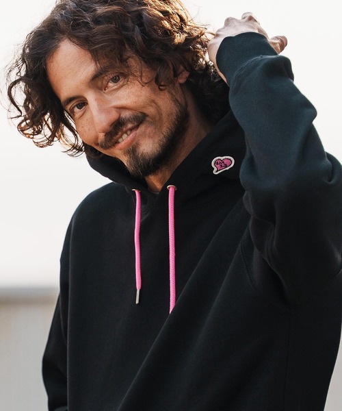 1minute 1second(ワンミニットワンセカンド)の「mpa4004-12oz heavy weight hoodie with heart patch パーカー(1M26H210)(パーカー・メンズ・ブラック/ブラック×ピンク/ホワイト・S/M/L/XL)」の3枚目の写真
