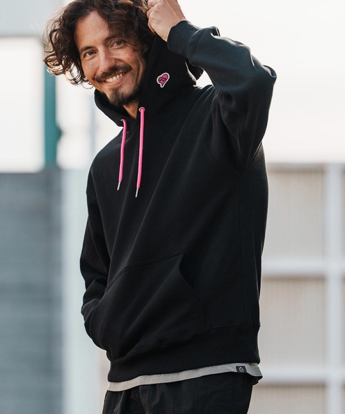 1minute 1second(ワンミニットワンセカンド)の「mpa4004-12oz heavy weight hoodie with heart patch パーカー(1M26H210)(パーカー・メンズ・ブラック/ブラック×ピンク/ホワイト・S/M/L/XL)」の7枚目の写真