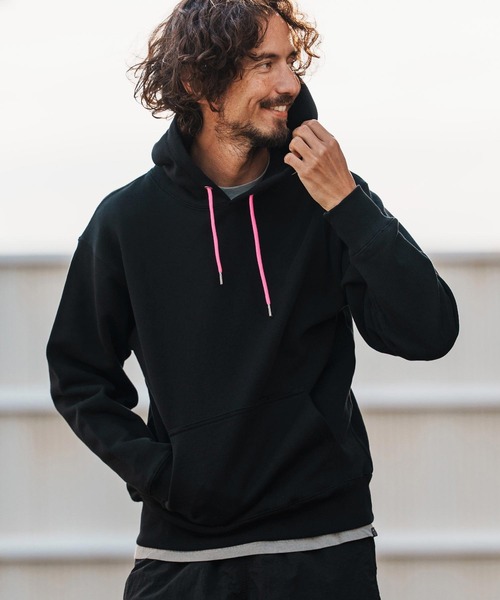 1minute 1second(ワンミニットワンセカンド)の「mpa4004-12oz heavy weight hoodie with heart patch パーカー(1M26H210)(パーカー・メンズ・ブラック/ブラック×ピンク/ホワイト・S/M/L/XL)」の8枚目の写真